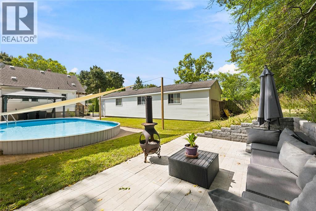 698 Pineview Avenue, Sarnia, ON