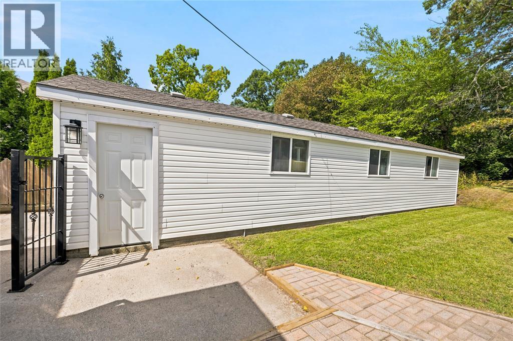 698 Pineview Avenue, Sarnia, ON