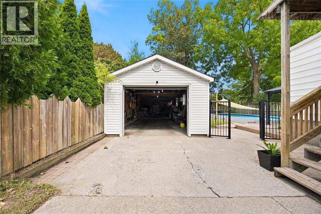 698 Pineview Avenue, Sarnia, ON