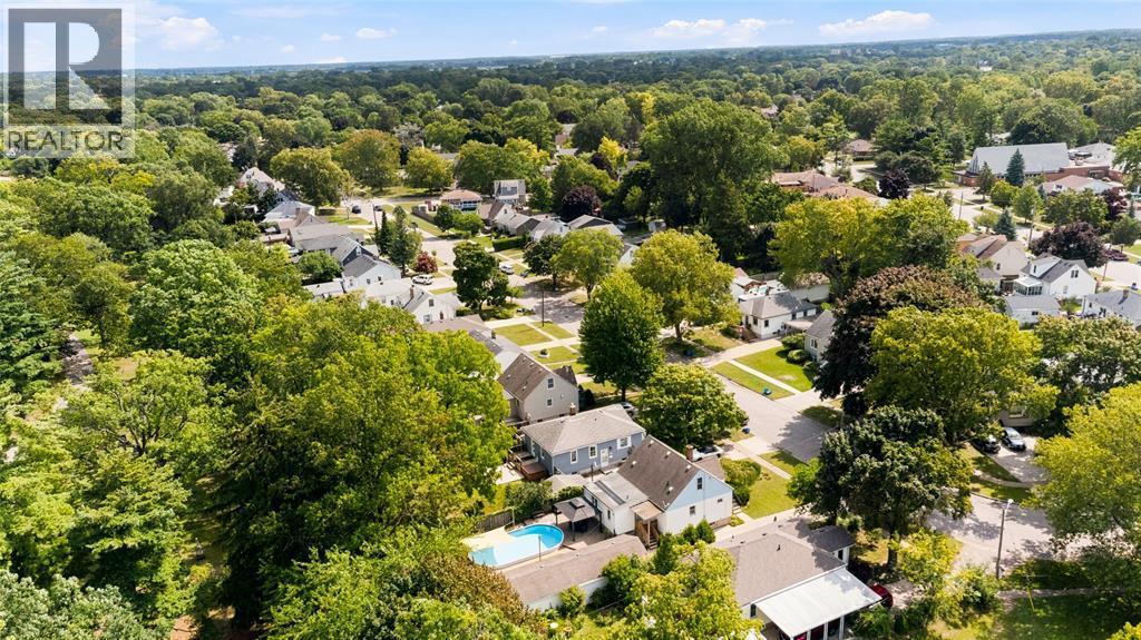 698 Pineview Avenue, Sarnia, ON