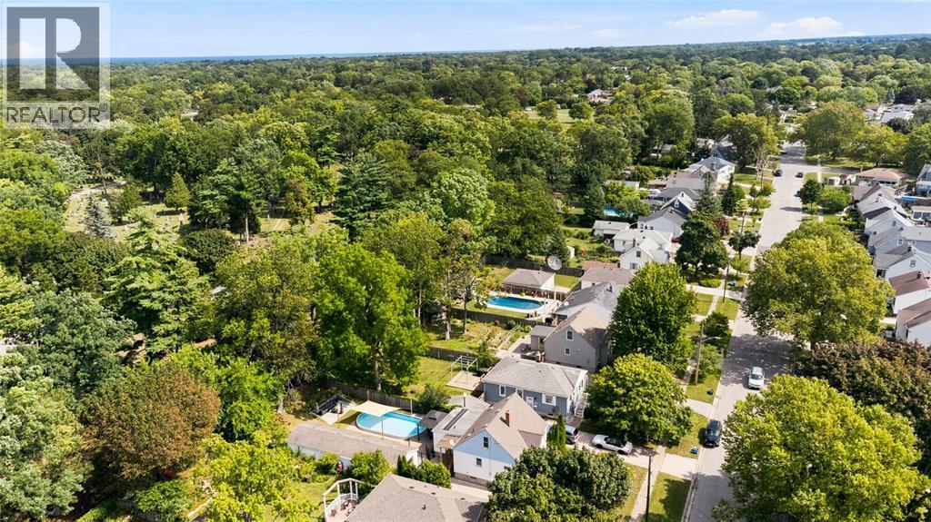 698 Pineview Avenue, Sarnia, ON