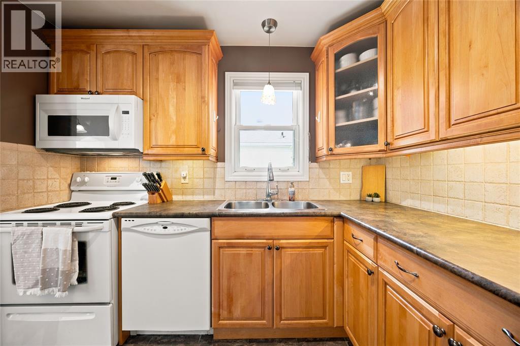 698 Pineview Avenue, Sarnia, ON