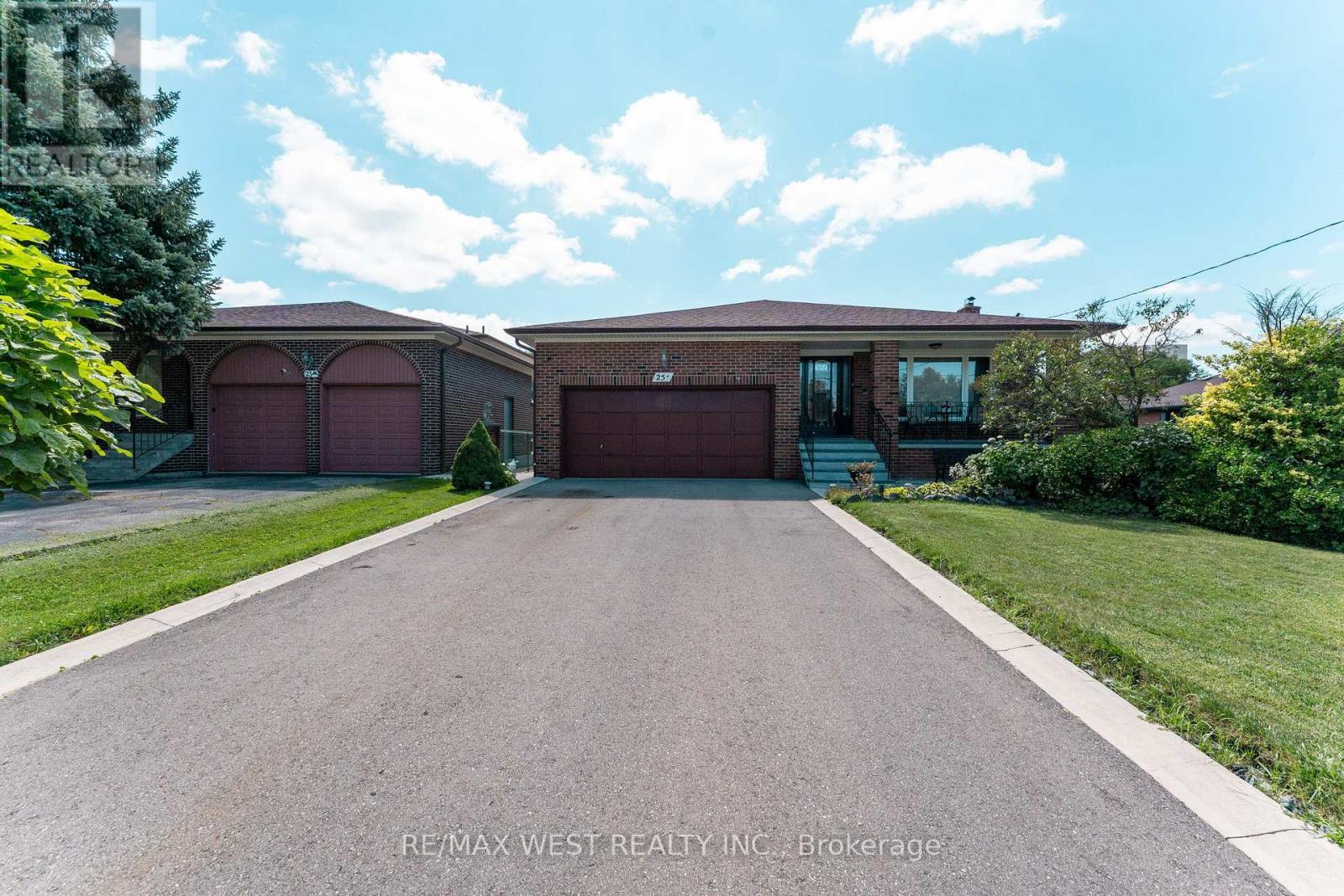25A St Andrews Boulevard, Toronto, ON