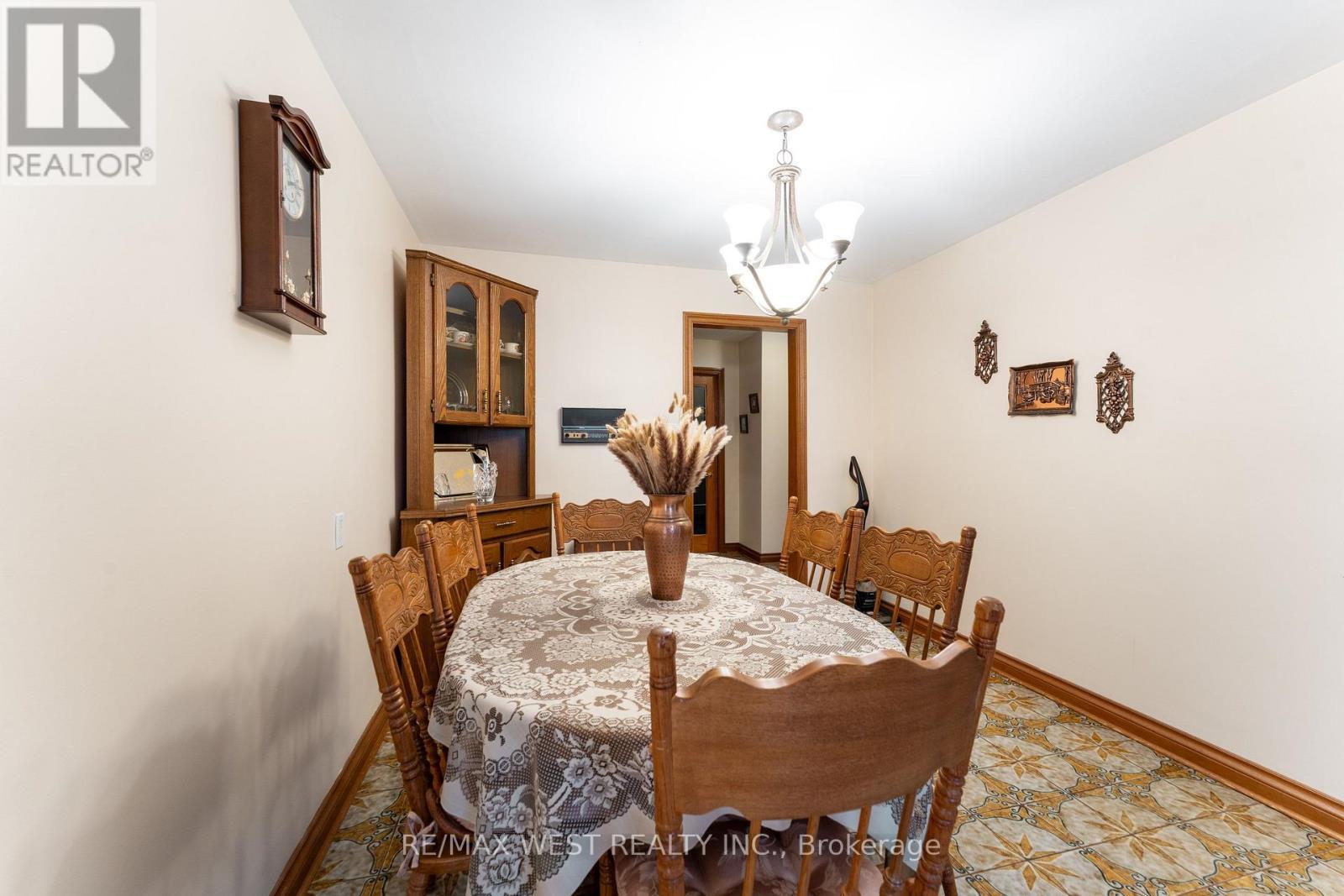25A St Andrews Boulevard, Toronto, ON