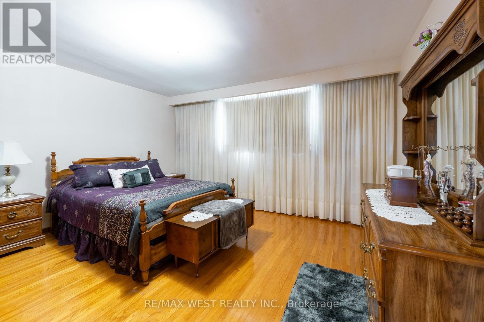 25A St Andrews Boulevard, Toronto, ON