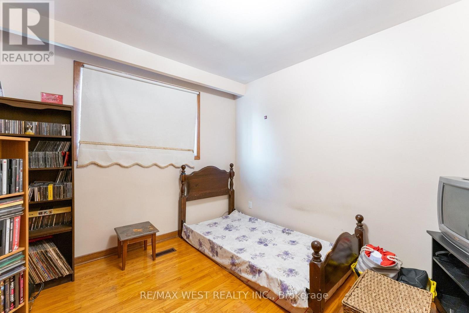 25A St Andrews Boulevard, Toronto, ON
