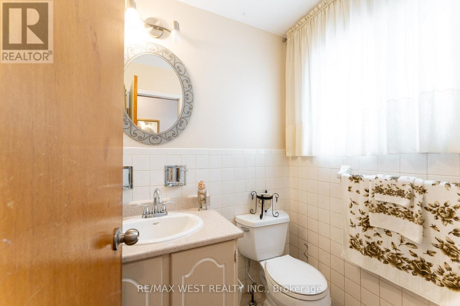25A St Andrews Boulevard, Toronto, ON