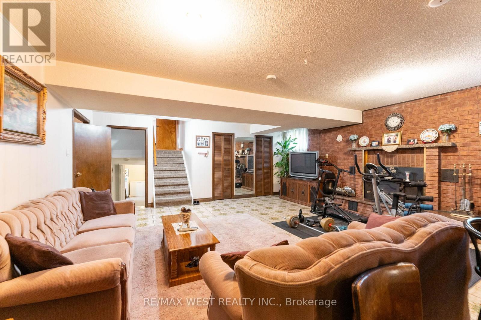 25A St Andrews Boulevard, Toronto, ON