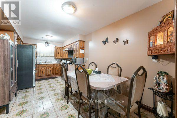 25A St Andrews Boulevard, Toronto, ON