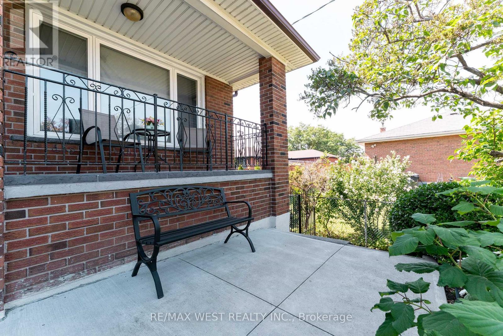 25A St Andrews Boulevard, Toronto, ON