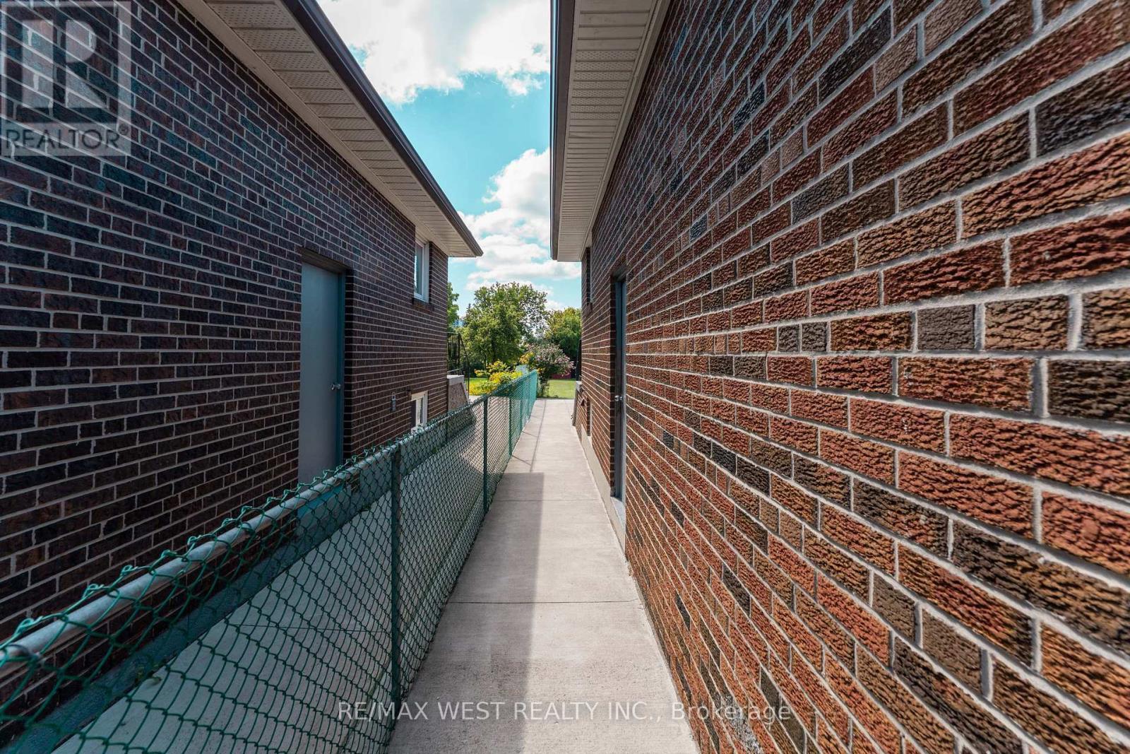 25A St Andrews Boulevard, Toronto, ON