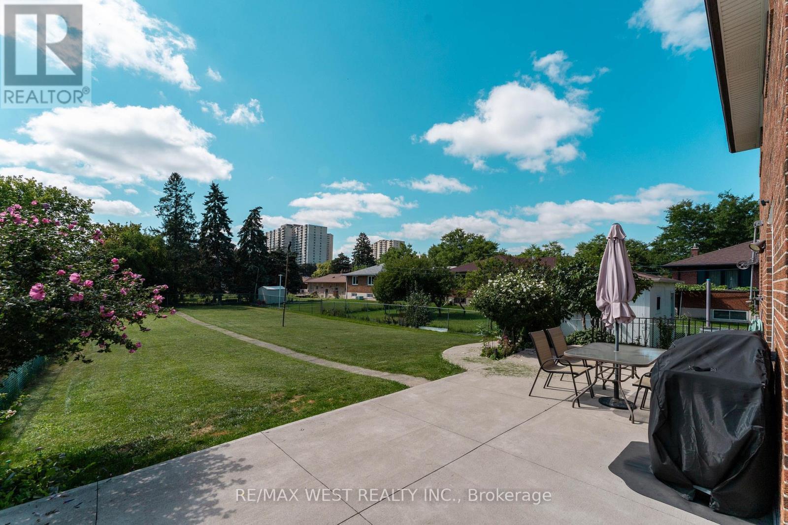 25A St Andrews Boulevard, Toronto, ON