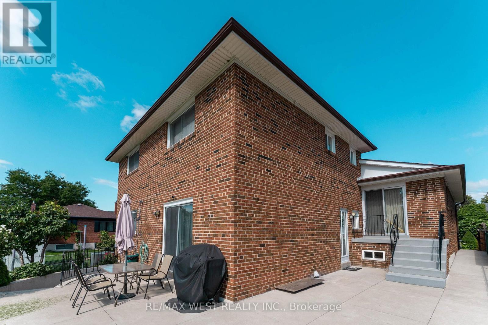 25A St Andrews Boulevard, Toronto, ON