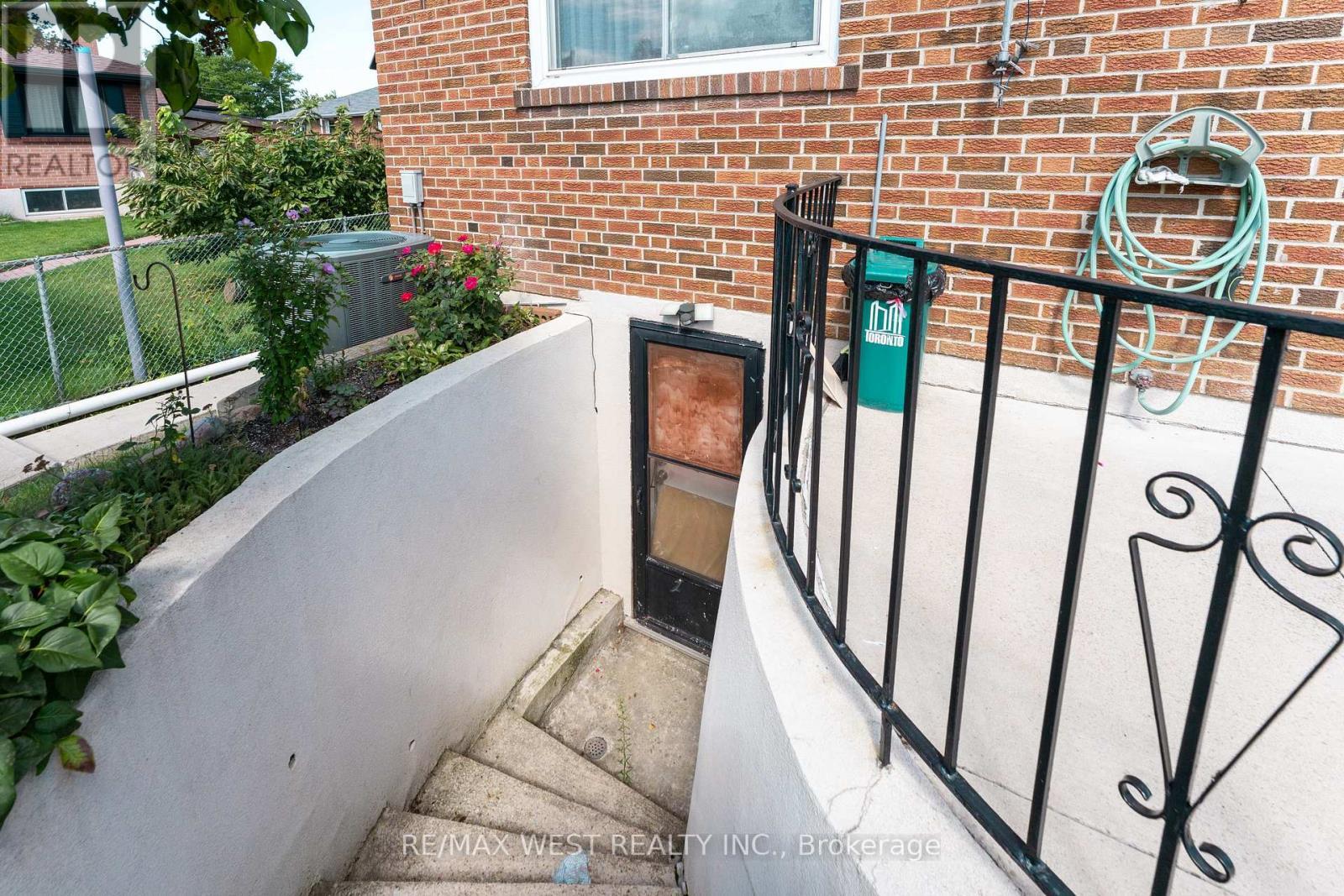 25A St Andrews Boulevard, Toronto, ON