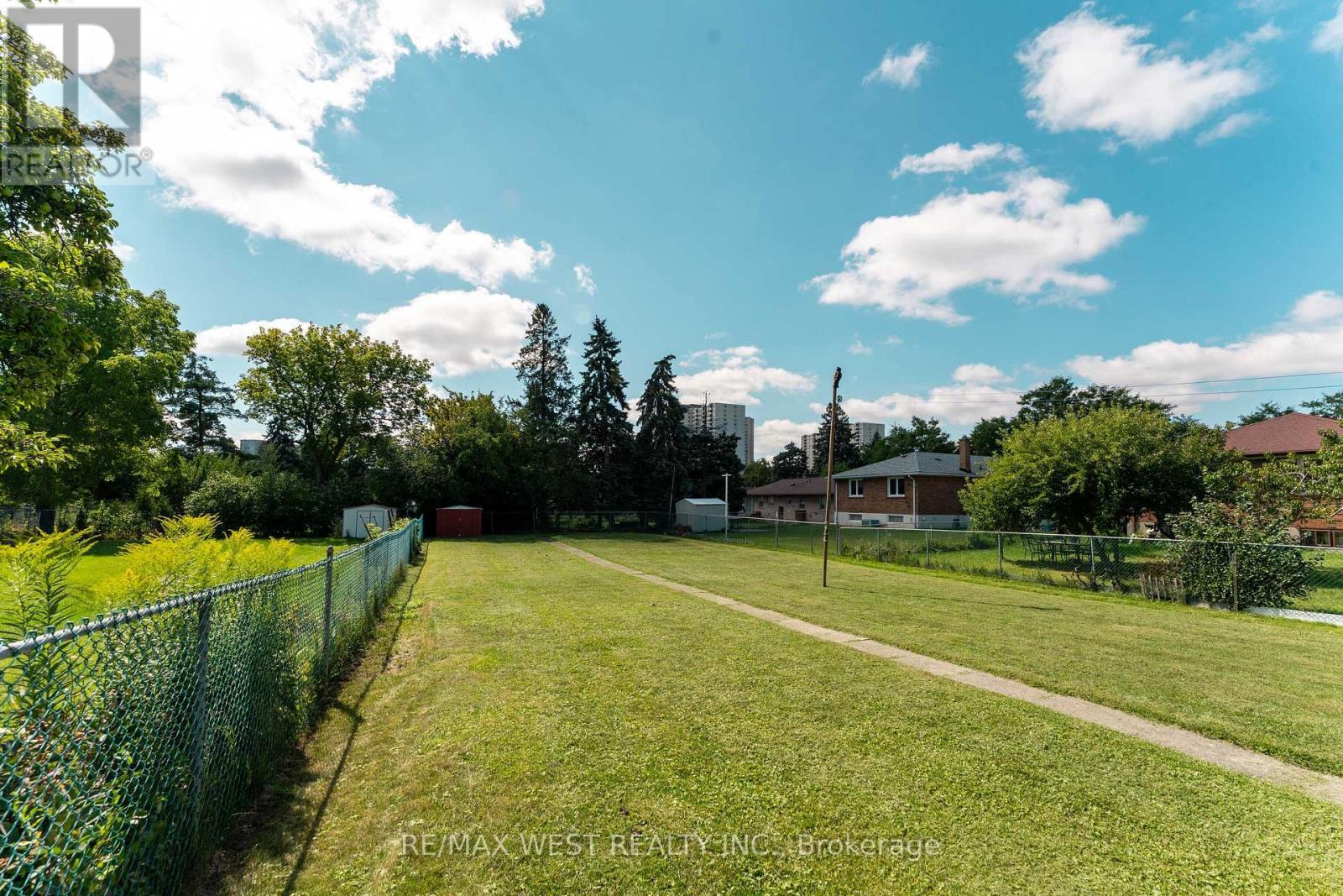 25A St Andrews Boulevard, Toronto, ON