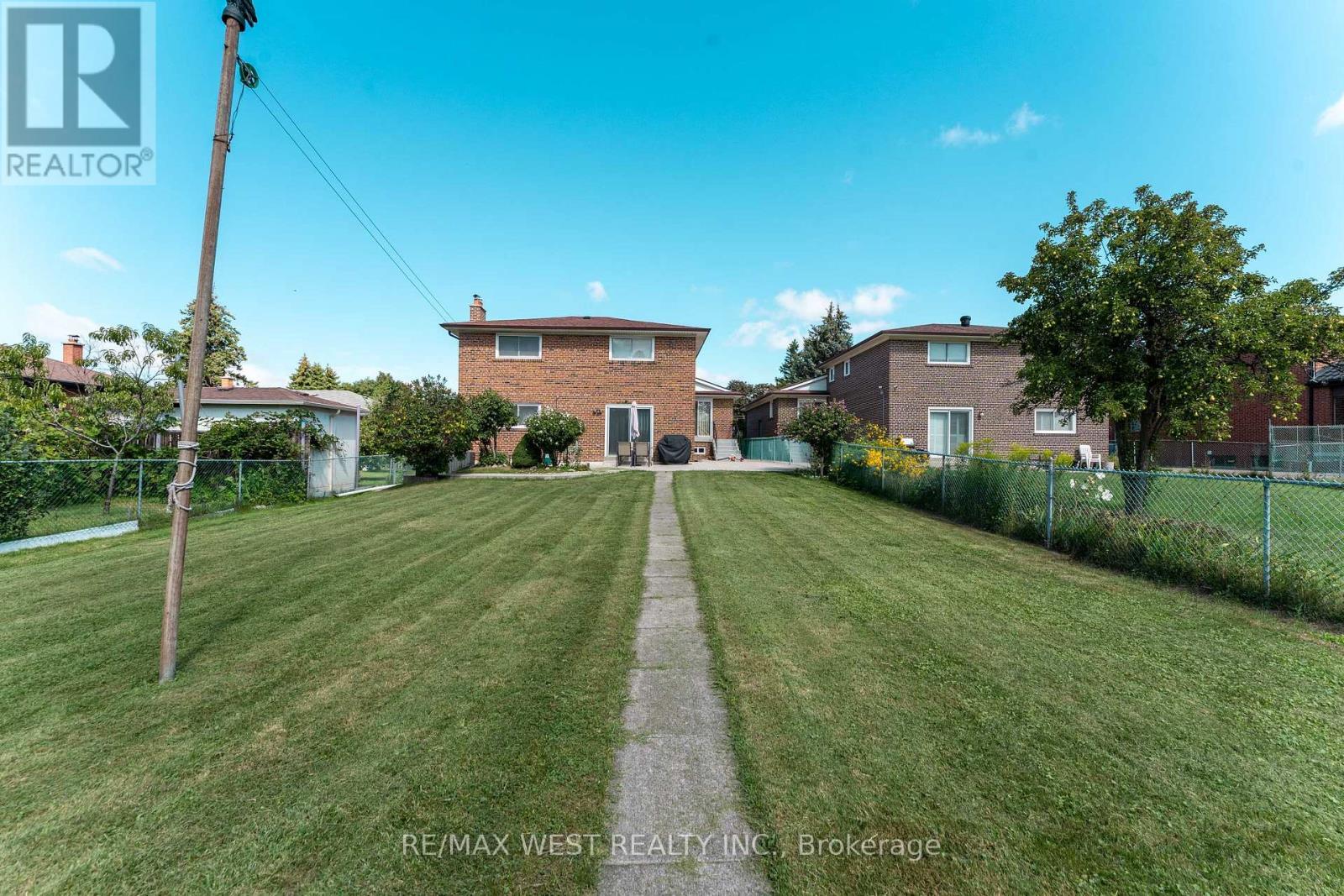 25A St Andrews Boulevard, Toronto, ON