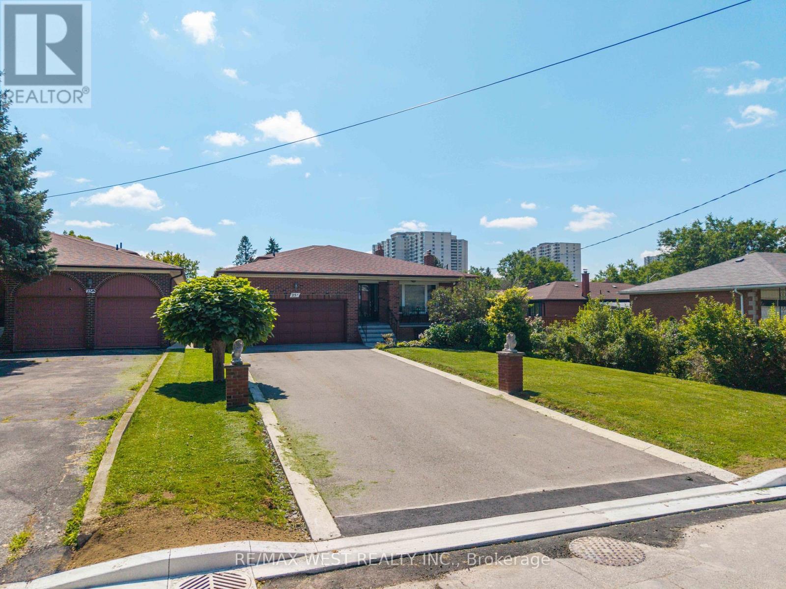 25A St Andrews Boulevard, Toronto, ON