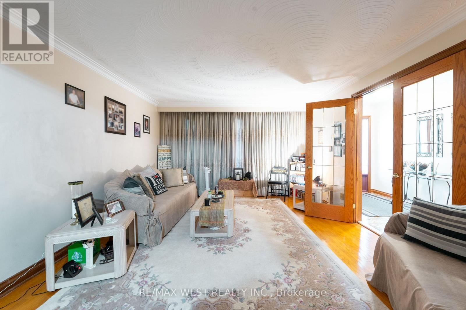 25A St Andrews Boulevard, Toronto, ON