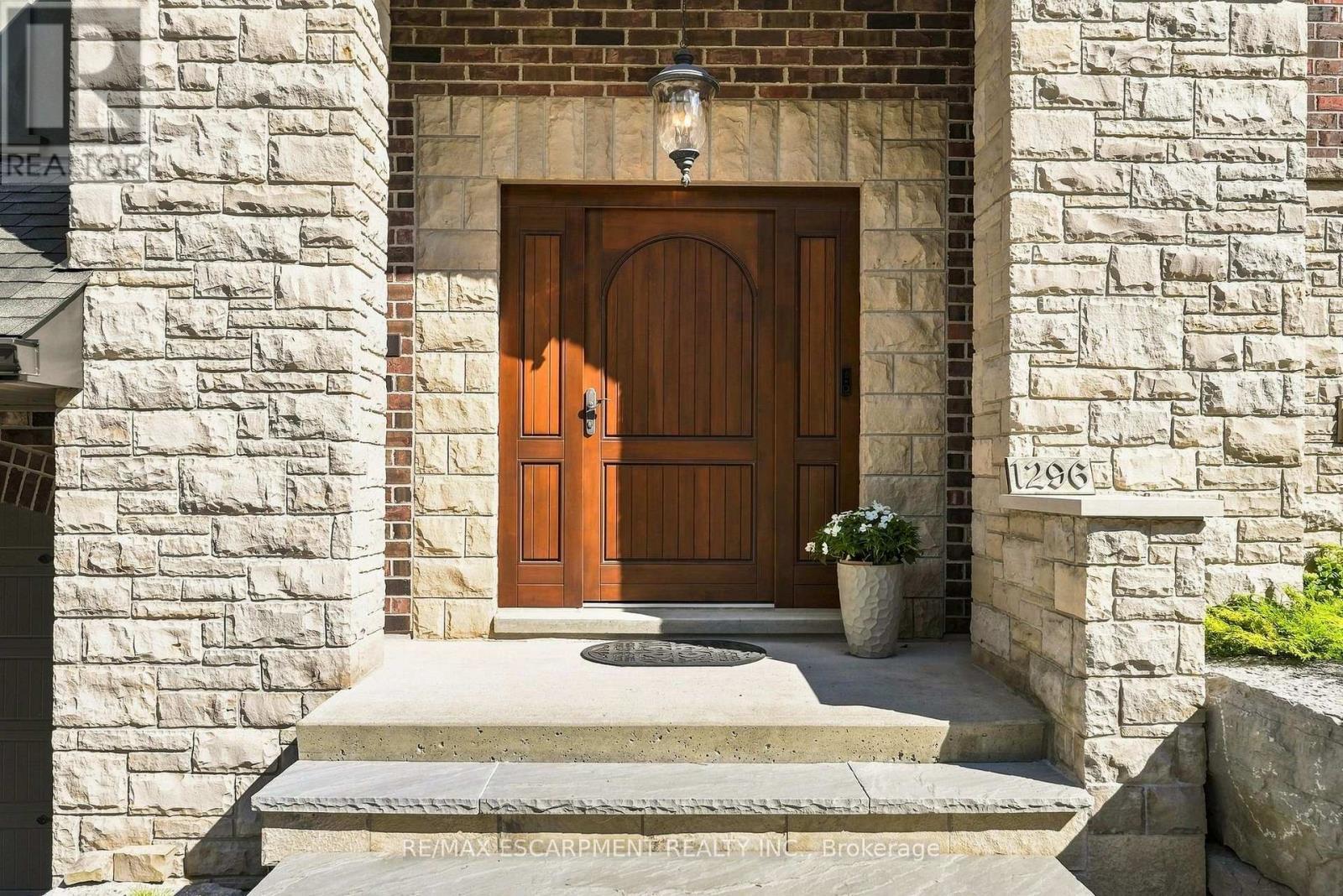 1296 Dundas Street, Burlington, ON