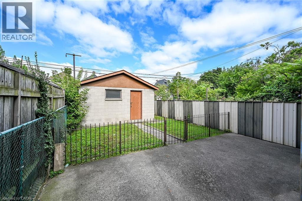 15 Kinrade Avenue, Hamilton, ON