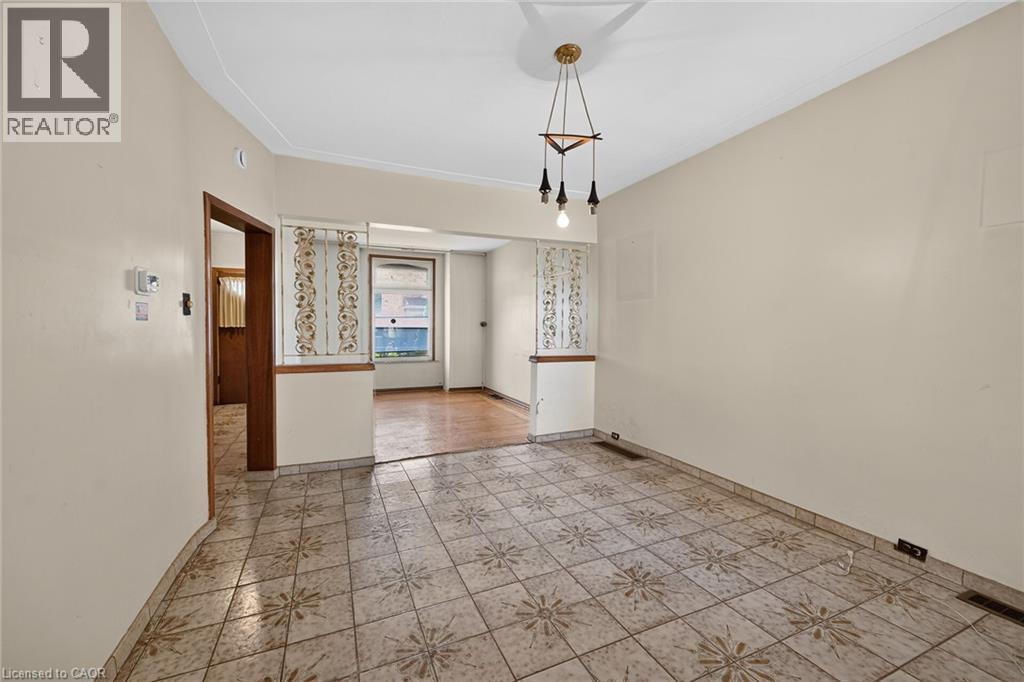 15 Kinrade Avenue, Hamilton, ON
