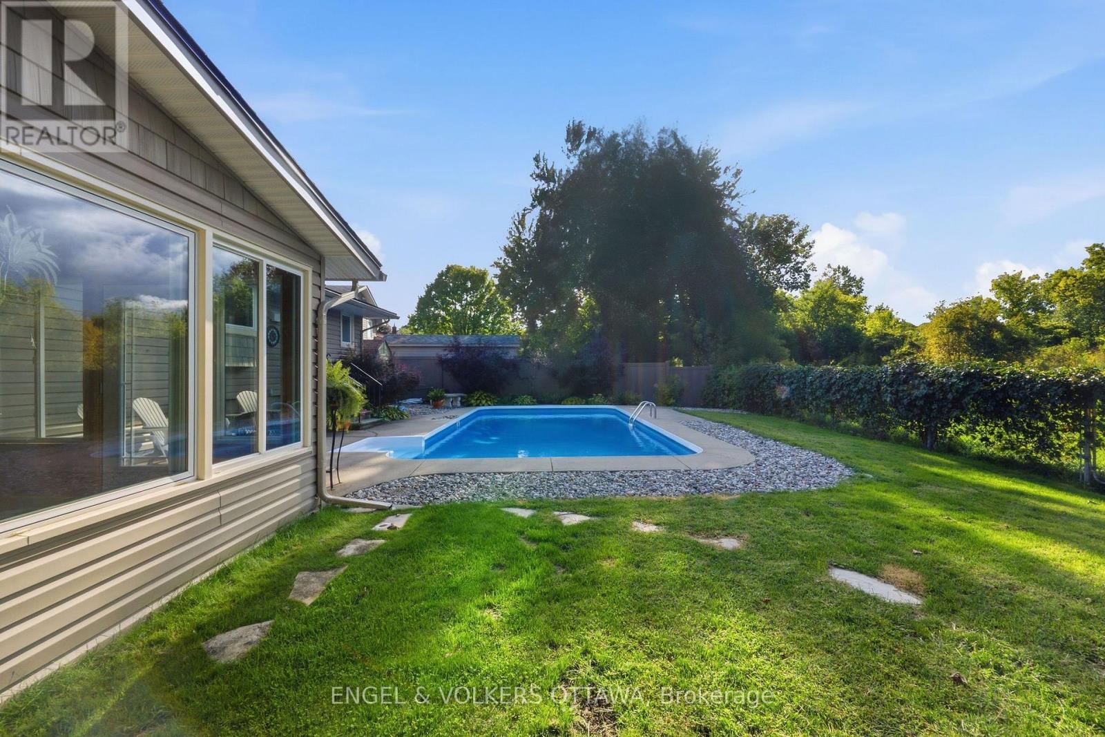 885 Plante Drive, Ottawa, ON