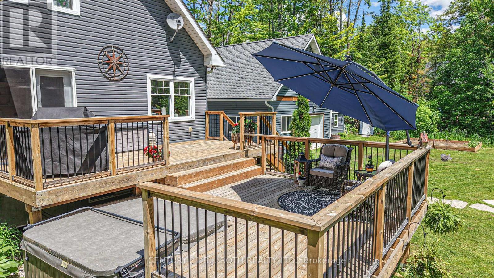 Spacious Deck with Hot Tub - 2833 Switch Road, Ramara, ON