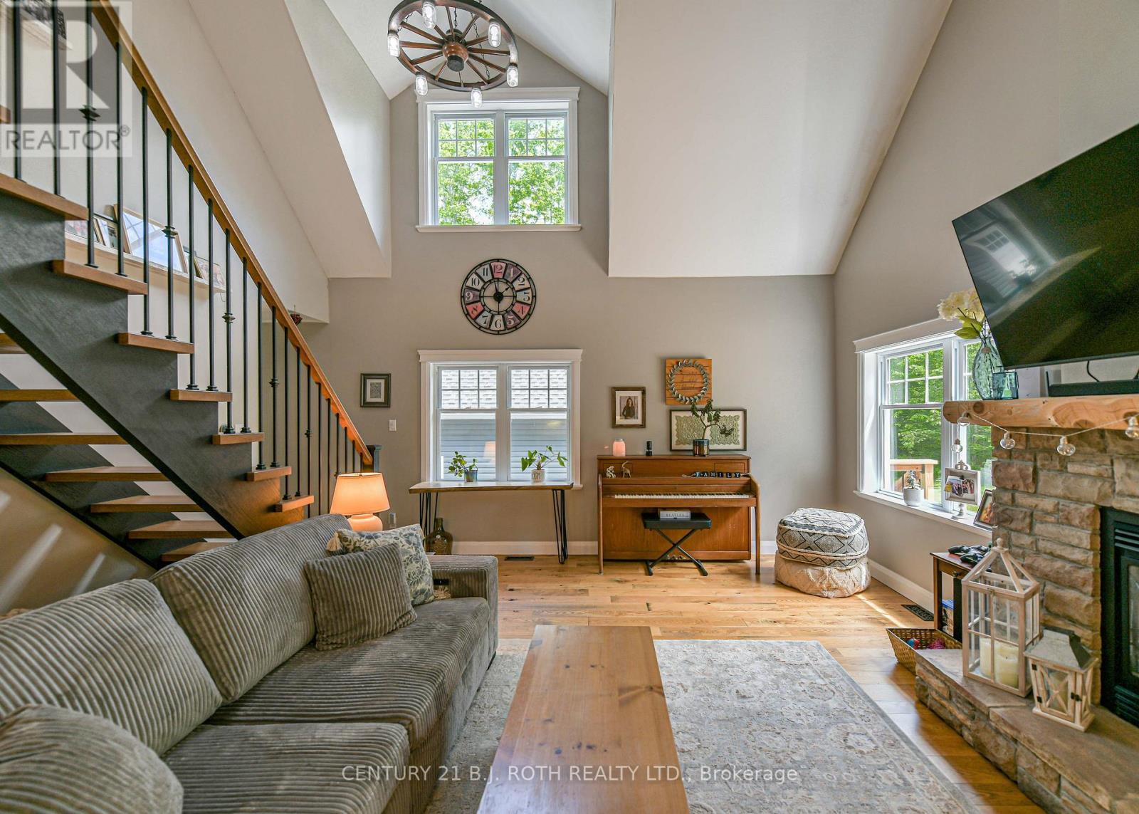 Expansive Vaulted Ceilings - 2833 Switch Road, Ramara, ON