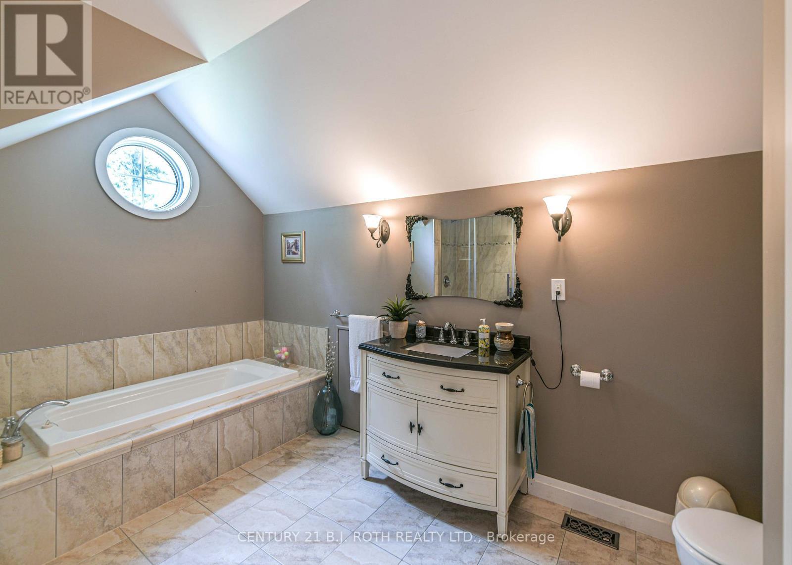 Huge Upper floor bathroom - 2833 Switch Road, Ramara, ON