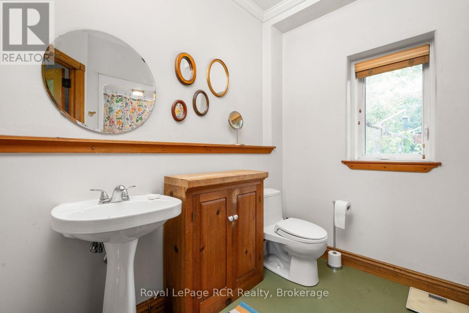 full bathroom - 323199 Durham Road E, West Grey, ON