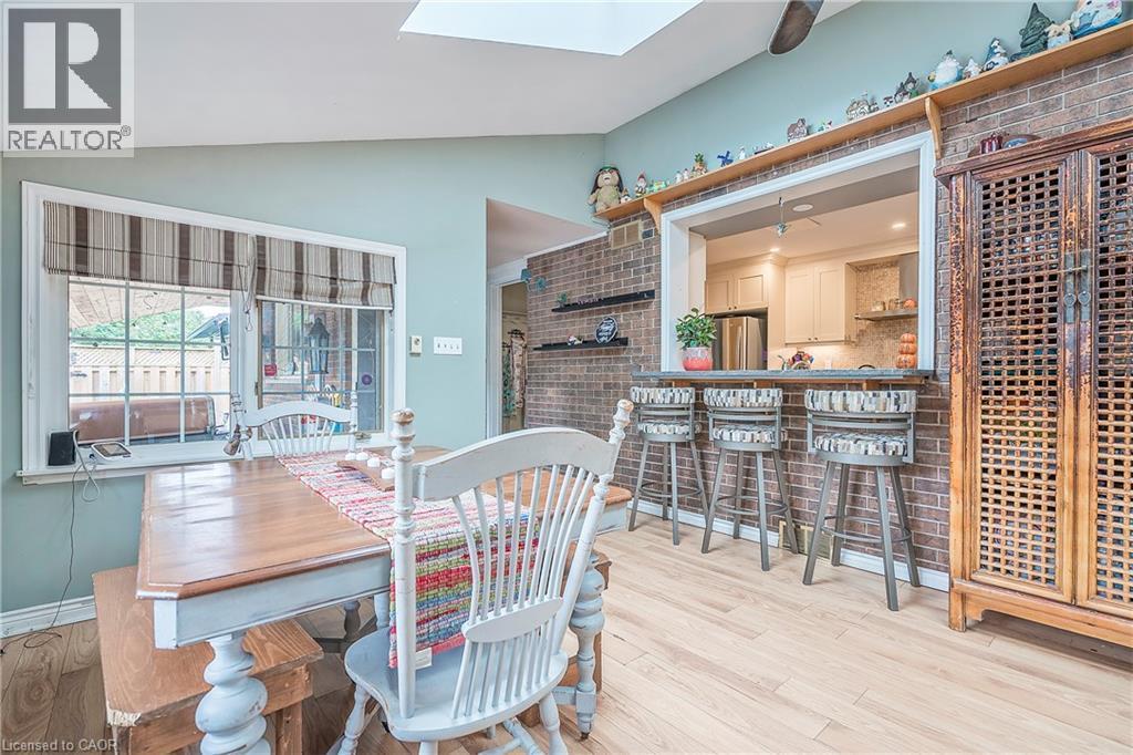 Fantastic entertainment space with pass through from the kitchen. - 115 Southwood Drive, Cambridge, ON