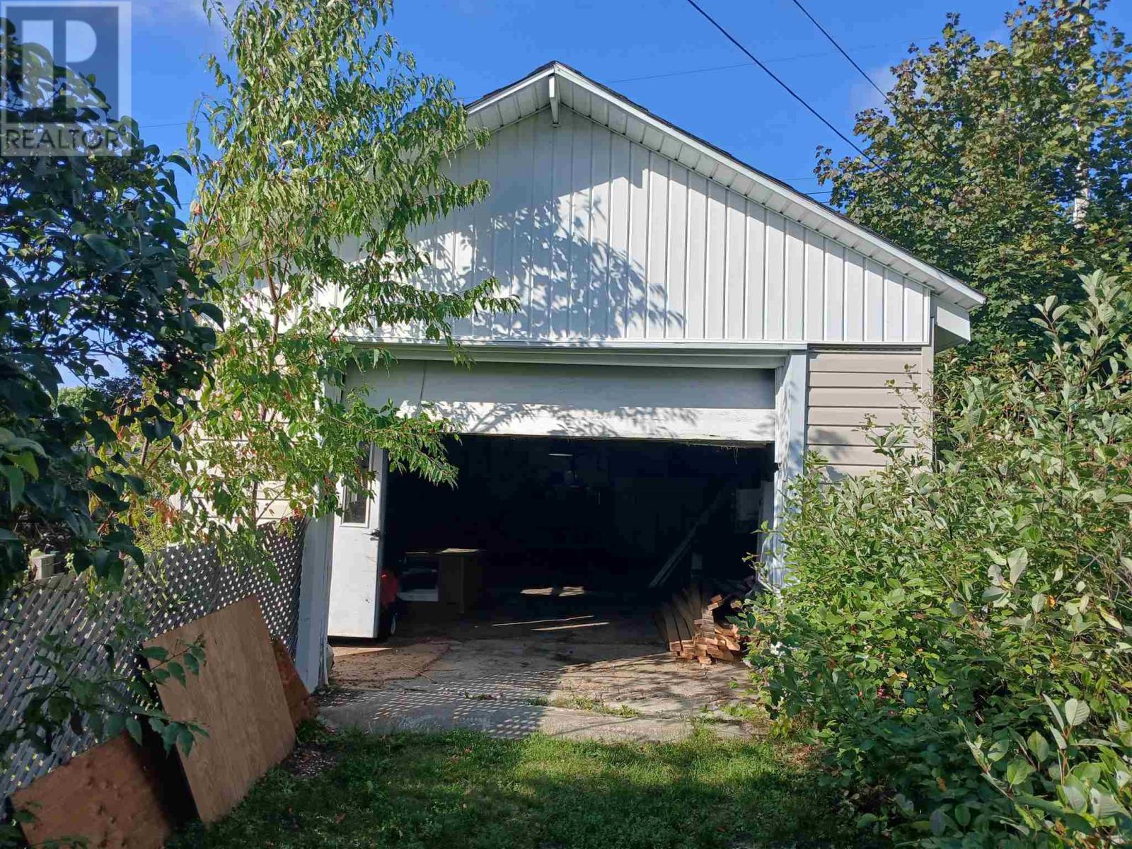 20 Gillanders Rd, Elliot Lake, ON