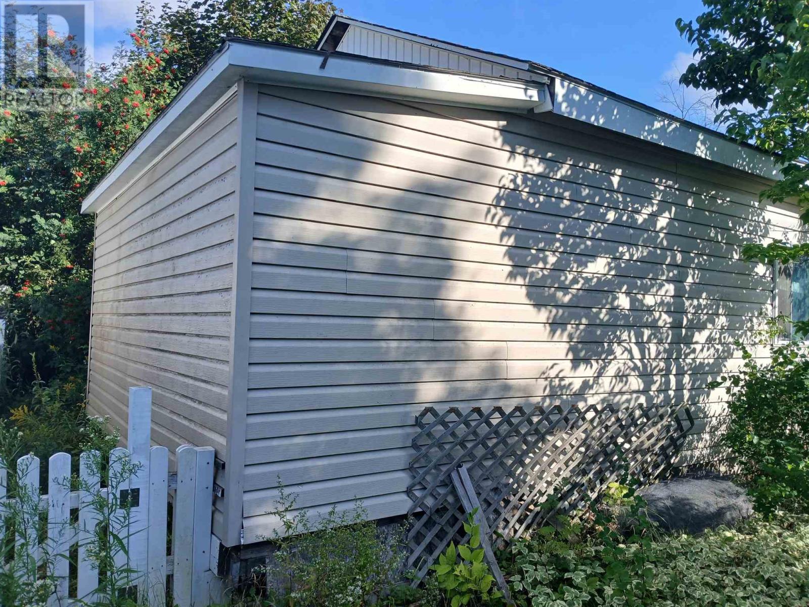 20 Gillanders Rd, Elliot Lake, ON