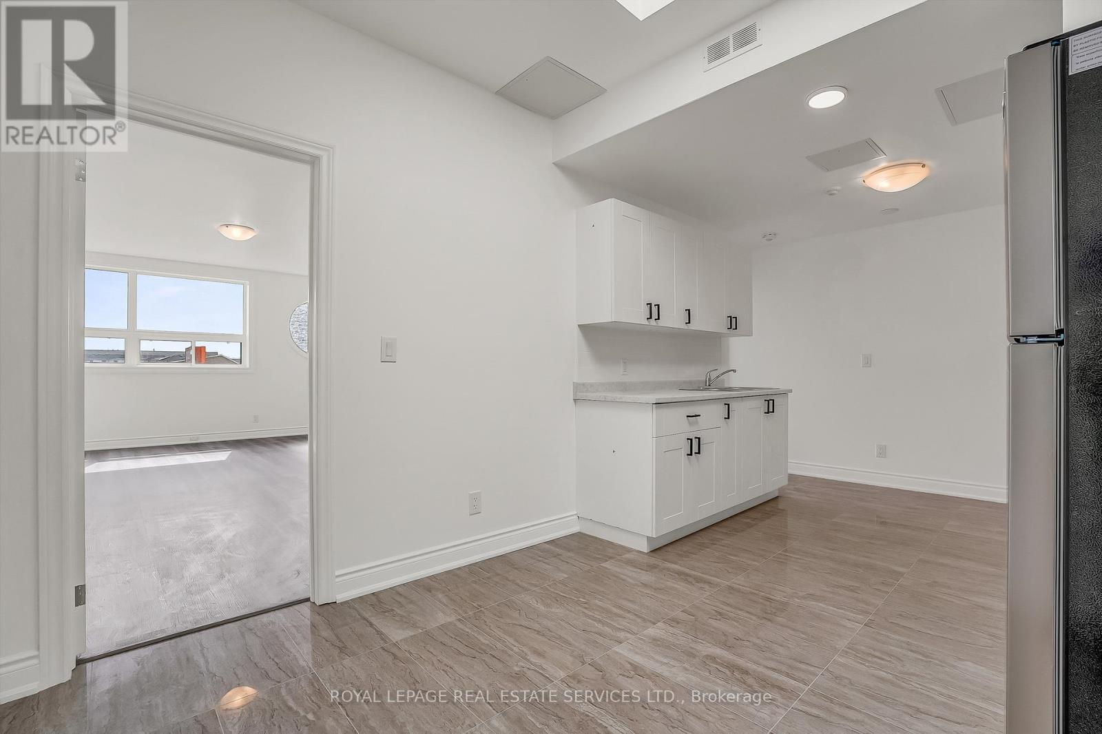 301 Kitchen too - 302 - 2820 Danforth Avenue, Toronto, ON