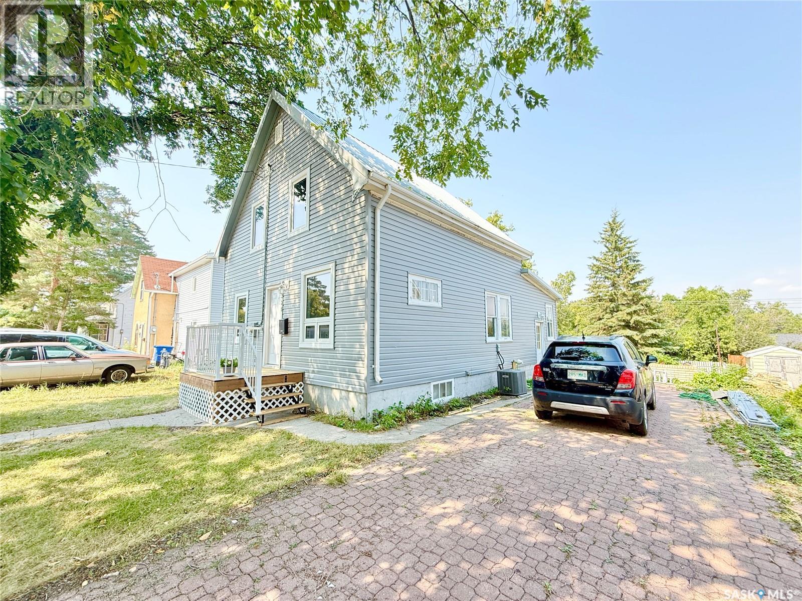 325 3Rd Avenue S, Weyburn, SK