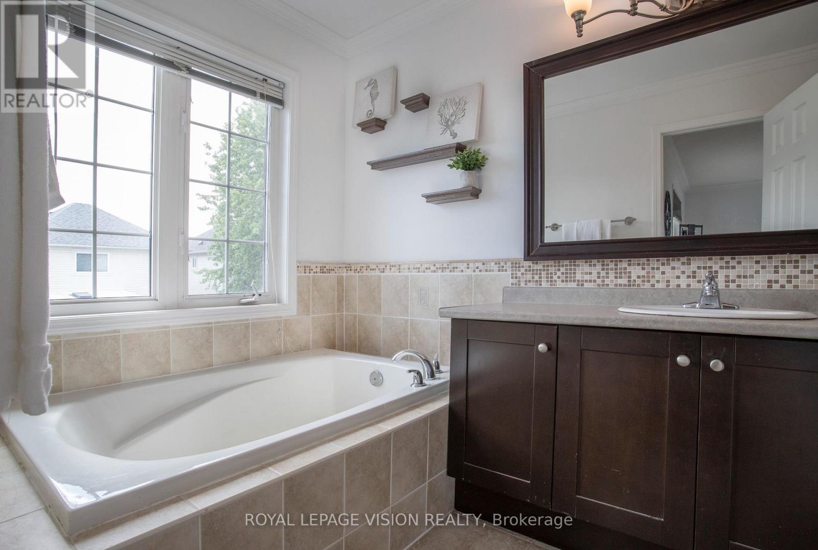 2 Laprade Square, Clarington, ON