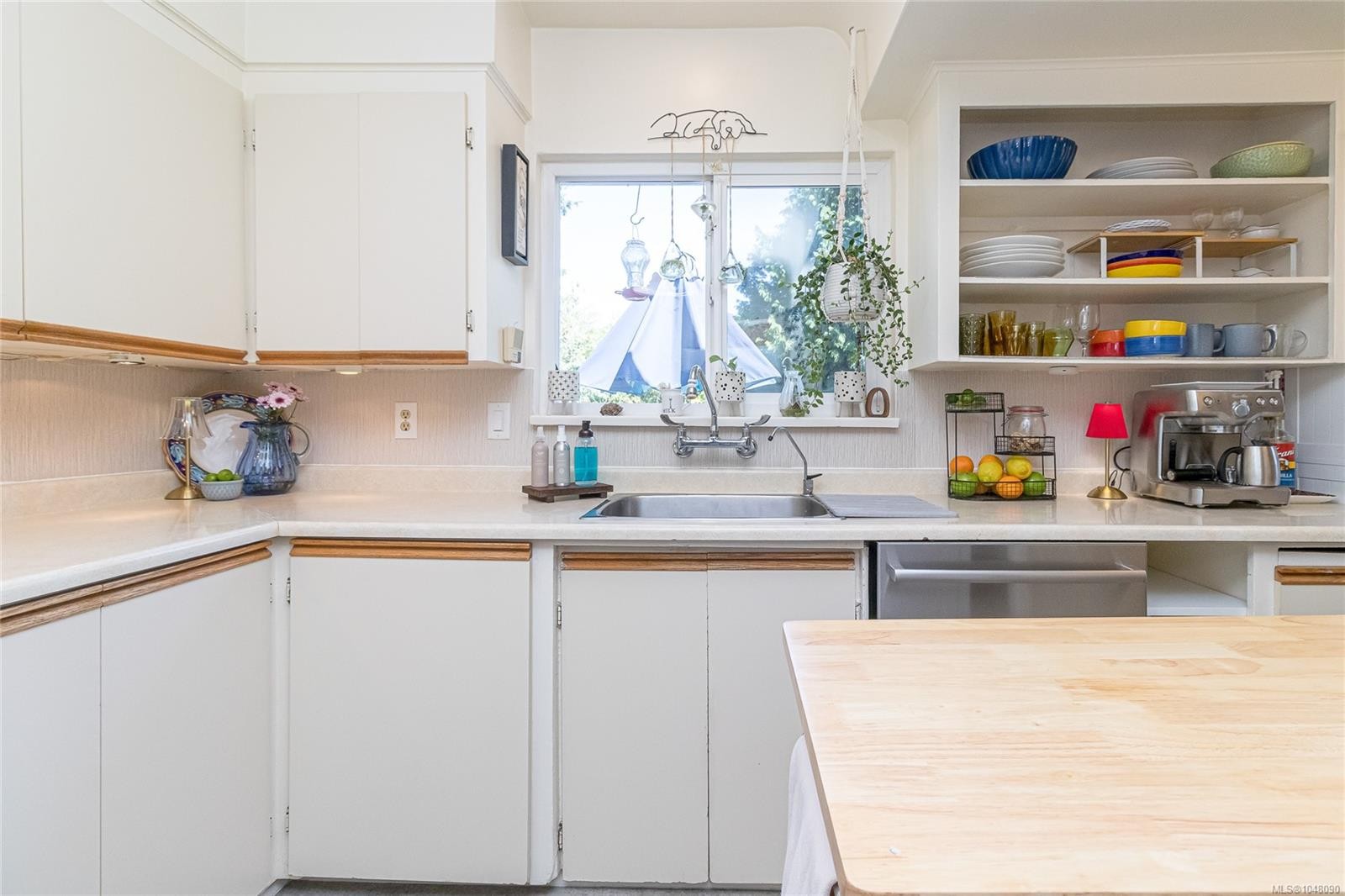610 Kent Rd, Saanich, BC
