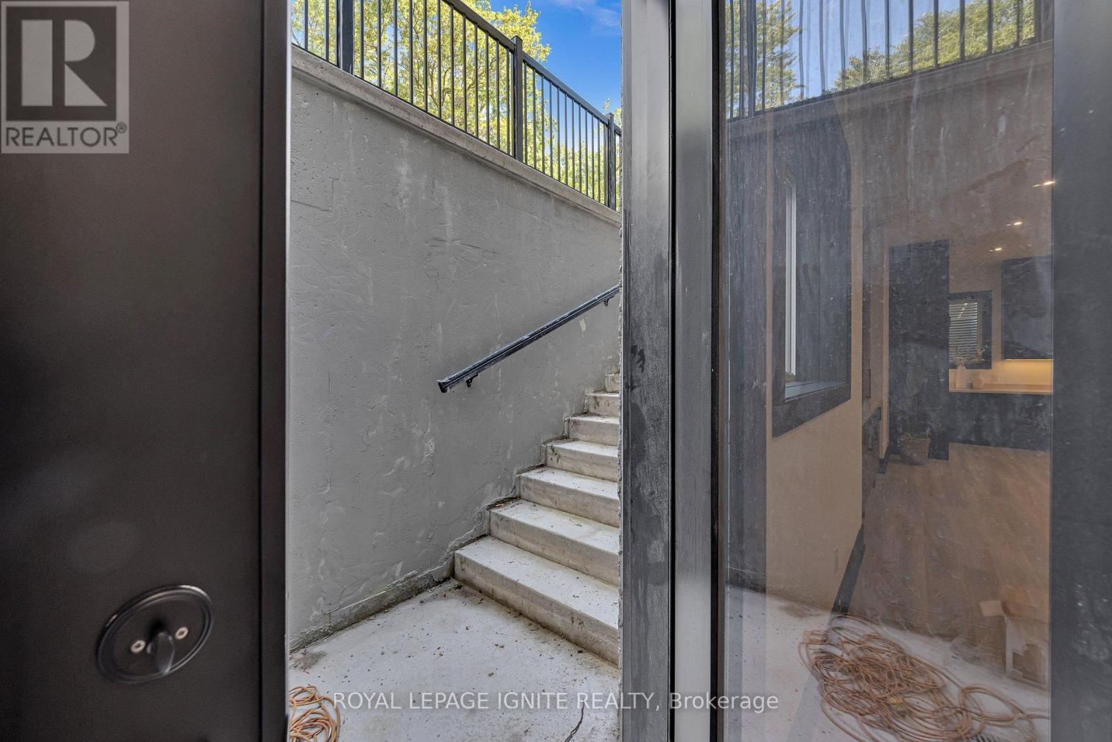 15 Deblyn Drive E, Toronto, ON