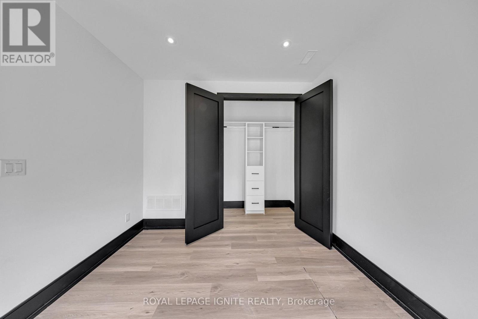 15 Deblyn Drive E, Toronto, ON