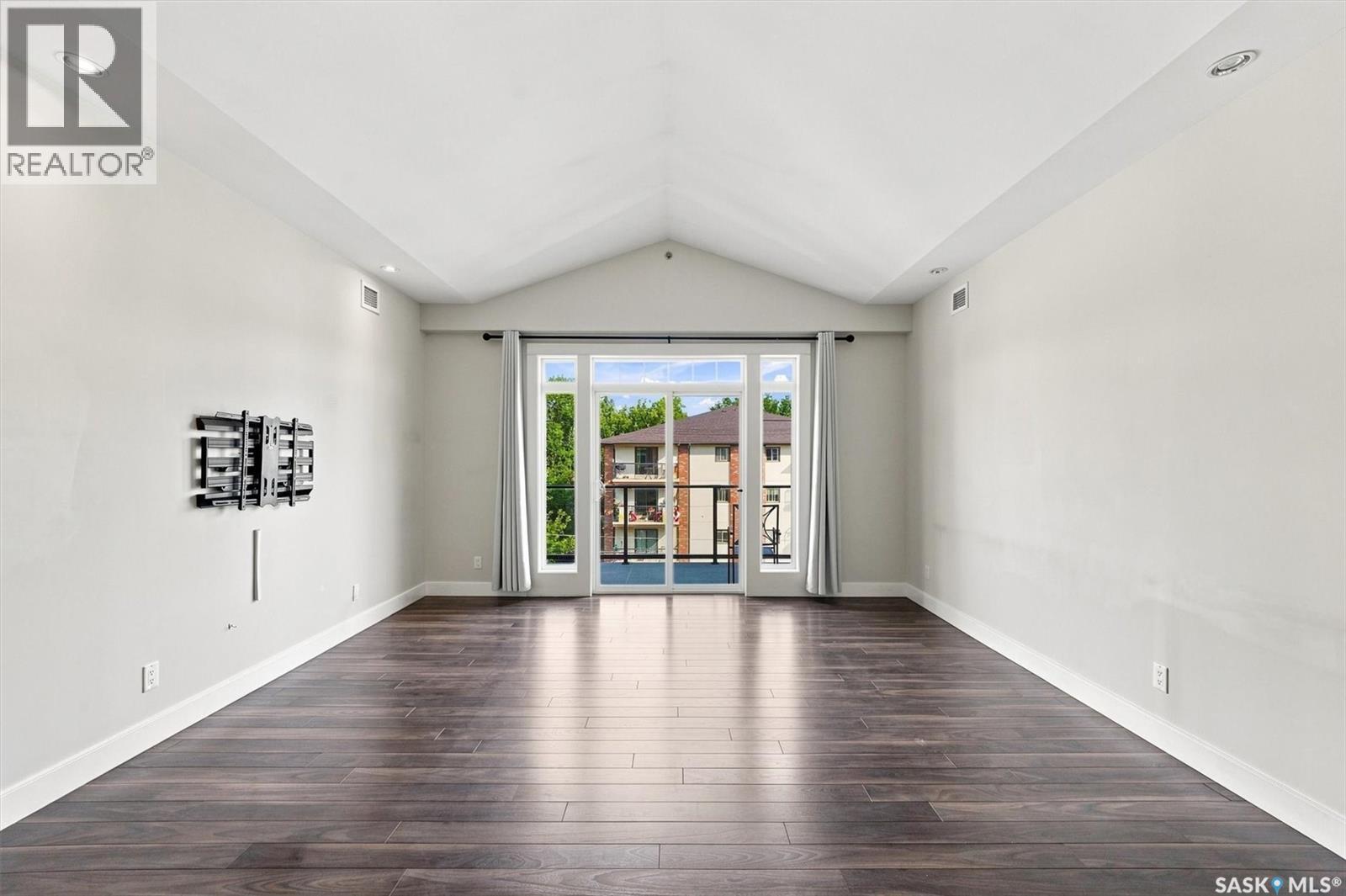 305 721 8Th Street E, Saskatoon, SK