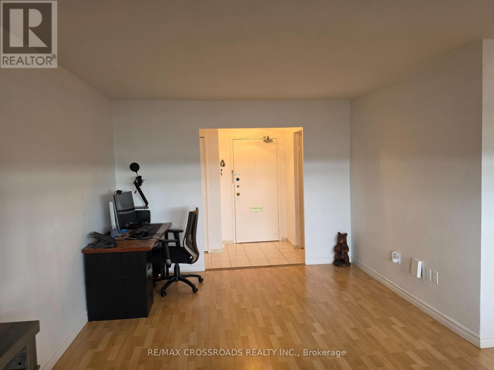 Living Room and Vestibule - 1004 - 5 Frith Road, Toronto, ON