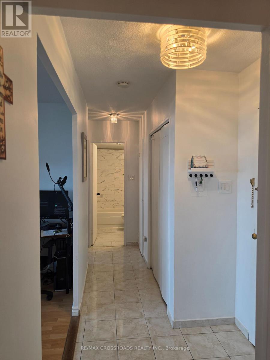 Central Hallway - 1004 - 5 Frith Road, Toronto, ON