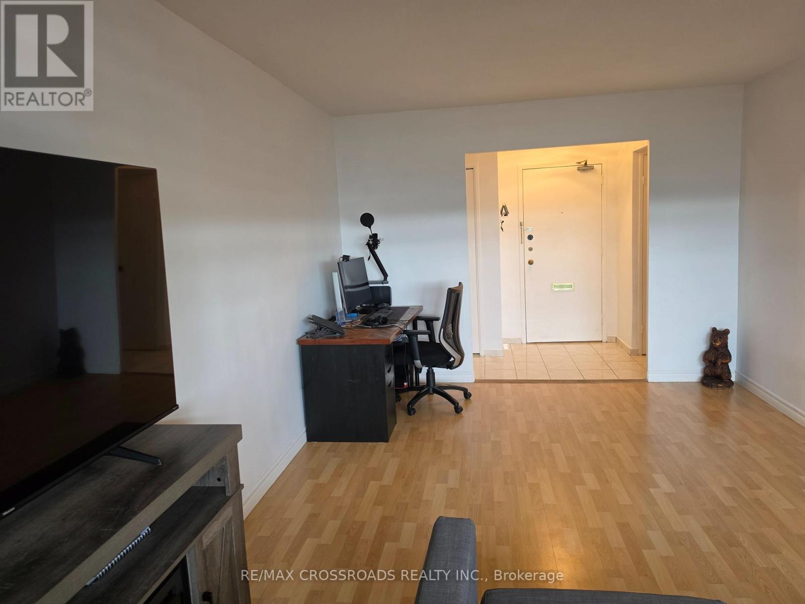 Living Room and Vestibule - 1004 - 5 Frith Road, Toronto, ON