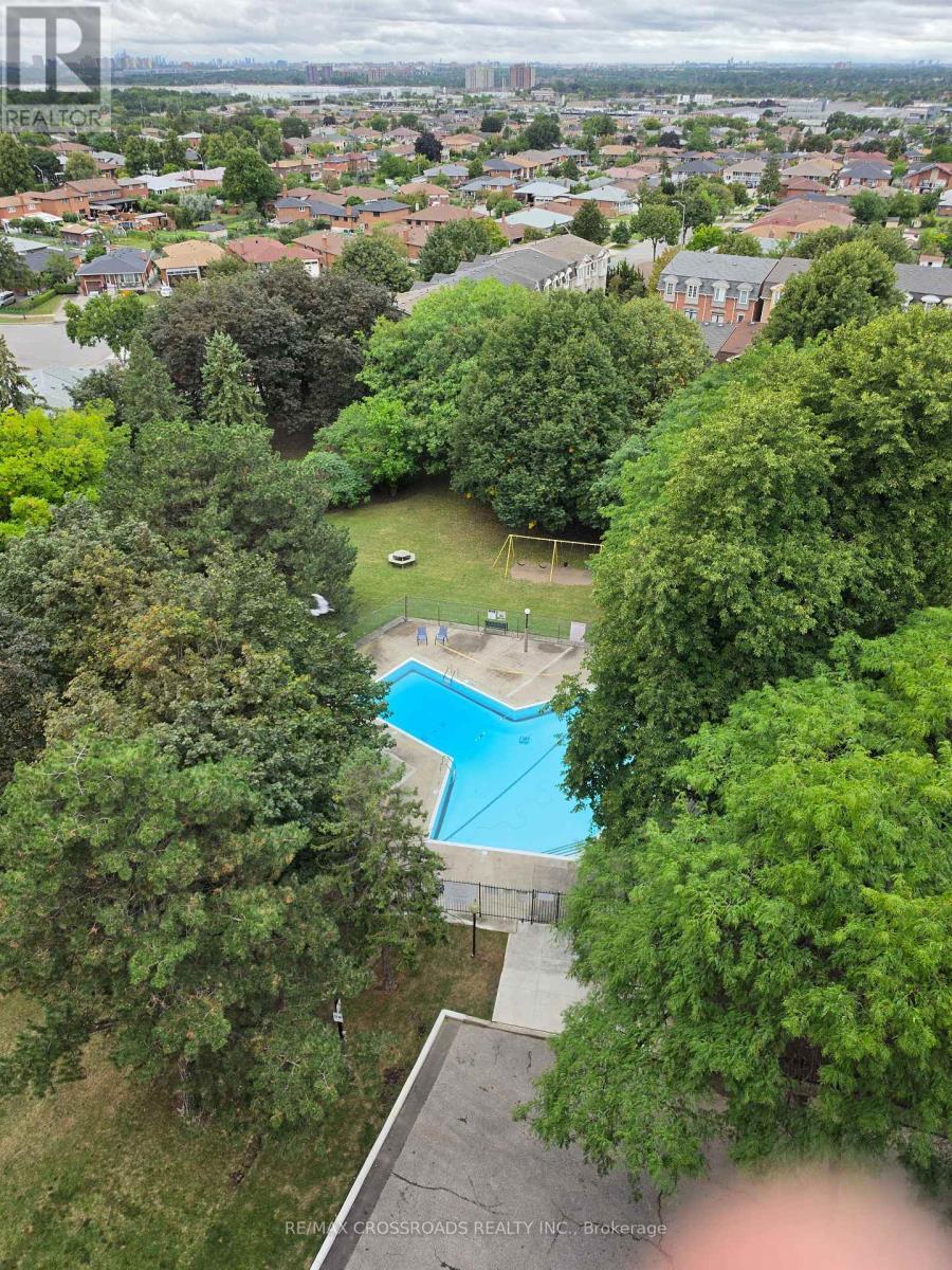 Outdoor Pool - 1004 - 5 Frith Road, Toronto, ON