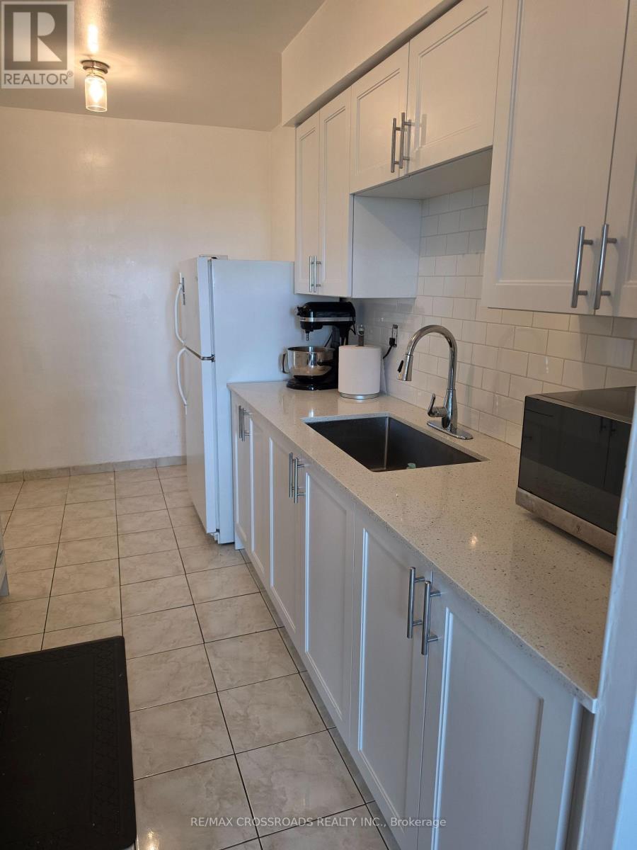 Kitchen - 1004 - 5 Frith Road, Toronto, ON