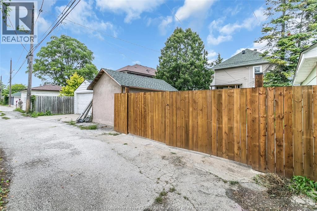 1457 Dougall, Windsor, ON