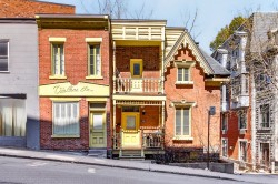 2127Z Rue St-Urbain Montréal (Ville-Marie), QC J4P 2M9
