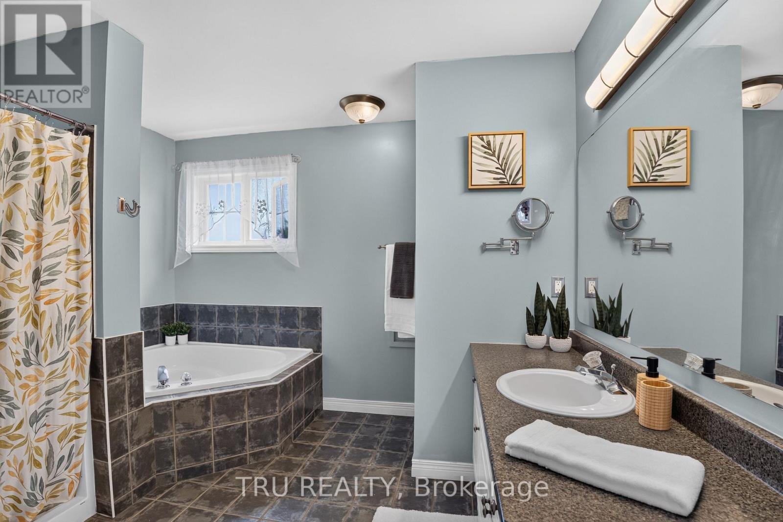 4 PC Ensuite - 57 Golflinks Drive, Ottawa, ON