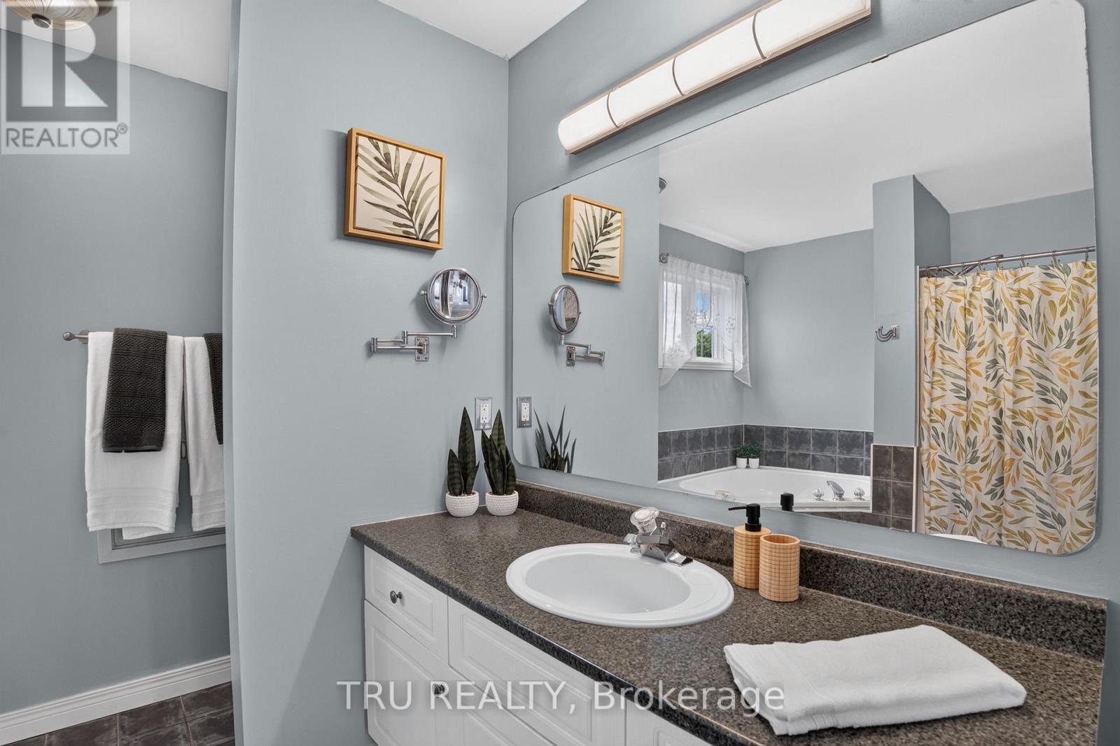 4 PC Ensuite - 57 Golflinks Drive, Ottawa, ON