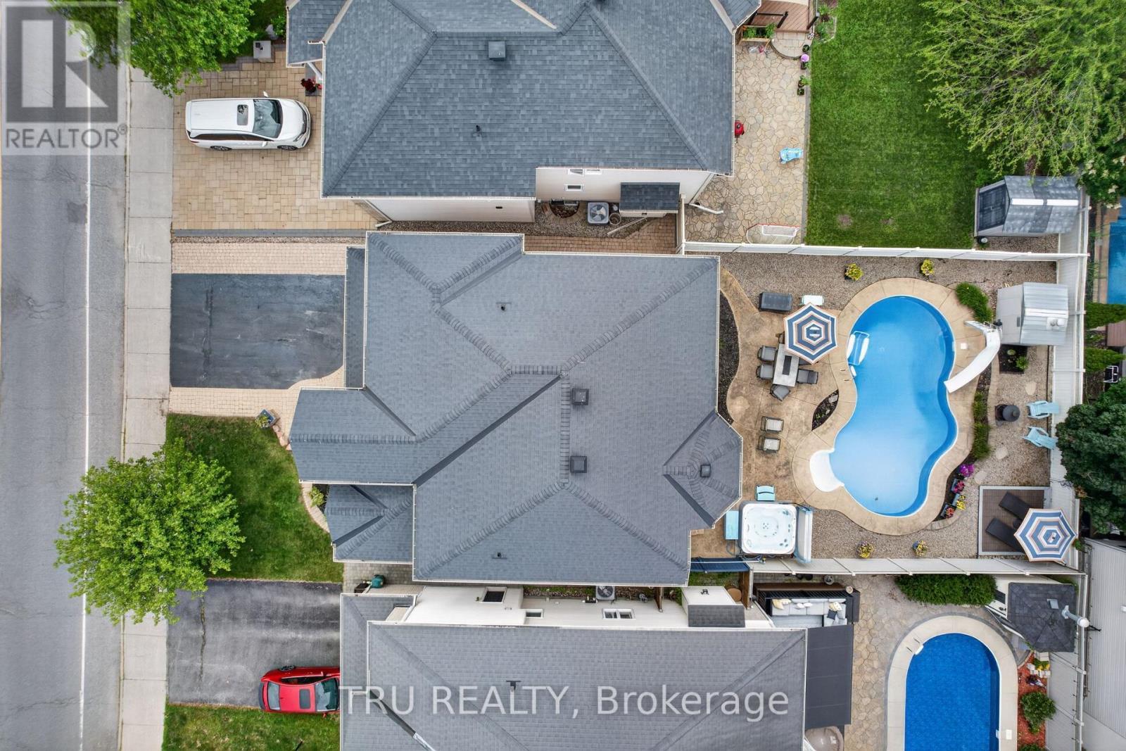 All outdoor furniture included - 57 Golflinks Drive, Ottawa, ON